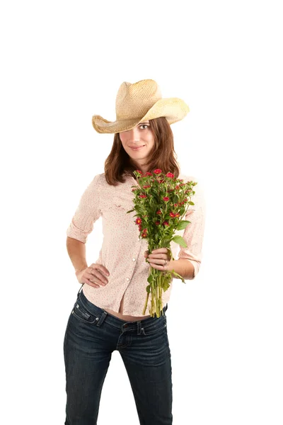 Mooie vrouw met cowboy hoed en bloemen — Stockfoto