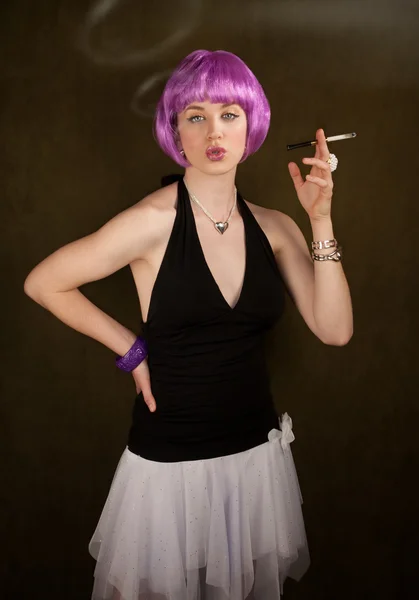 Kobieta z fioletowymi włosami — Zdjęcie stockowe