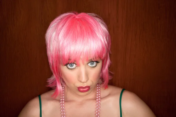 Kvinna med rosa hår — Stockfoto