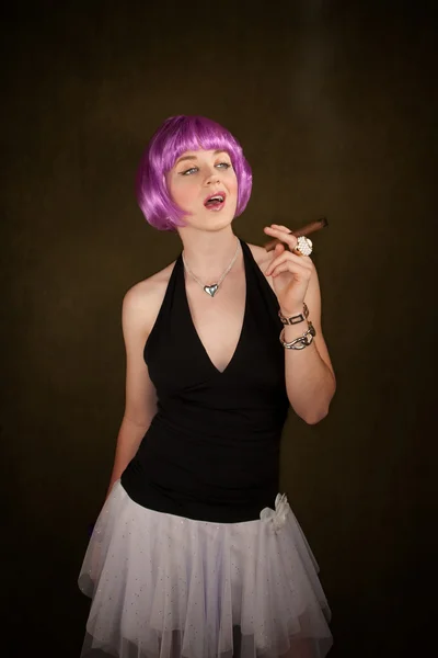 Frau mit lila Haaren — Stockfoto