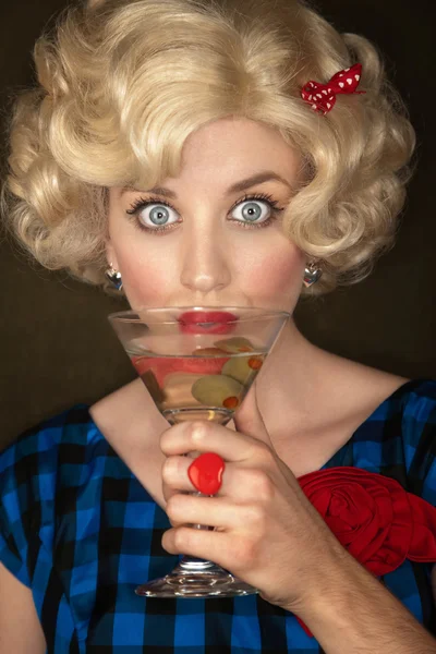 Vrij retro blonde vrouw met martini — Stockfoto