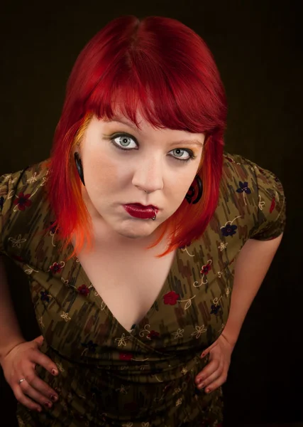 Punky chica con el pelo rojo — Foto de Stock