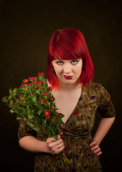 Punky meisje met rode haren en bloemen — Stockfoto