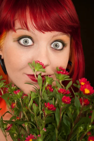Punky Girl com cabelo vermelho e flores — Fotografia de Stock