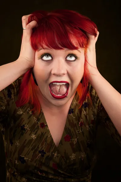 Punky chica con el pelo rojo —  Fotos de Stock