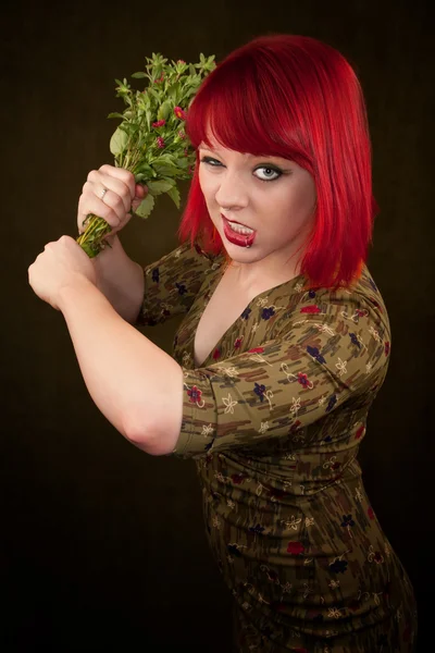 Punky tjej med rött hår och blommor — Stockfoto