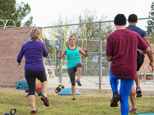 Volwassen fitness instructeur onderwijs — Stockfoto