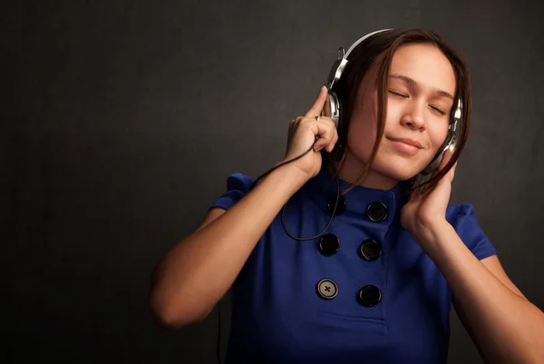 Mulher com fones de ouvido — Fotografia de Stock