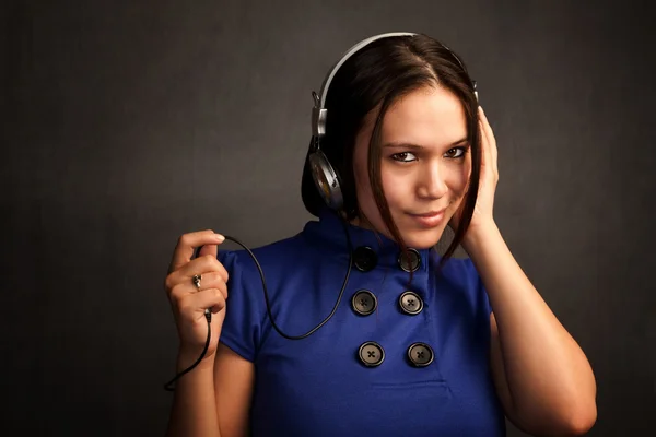 Femme avec écouteurs — Photo