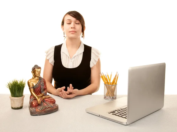 Frau meditiert am Schreibtisch — Stockfoto