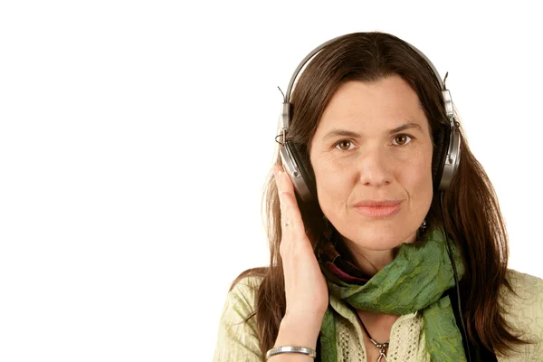 Mulher bonita usando fones de ouvido — Fotografia de Stock
