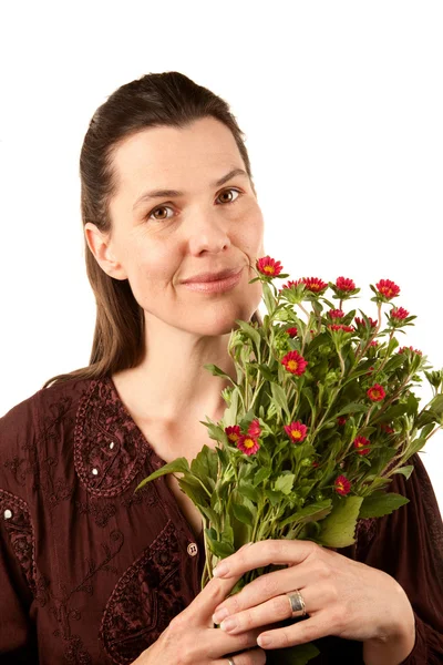 かなり大人の女性の花を持つ — ストック写真