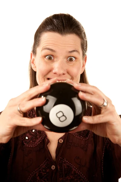 Vrouw leest de toekomst van een speelgoed eightball — Stockfoto