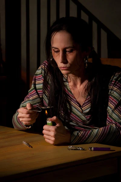 Woman cooking heroin in a spoon — Stock Photo, Image