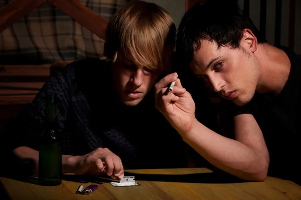 Zwei junge Männer mit Heroin oder Kokain — Stockfoto