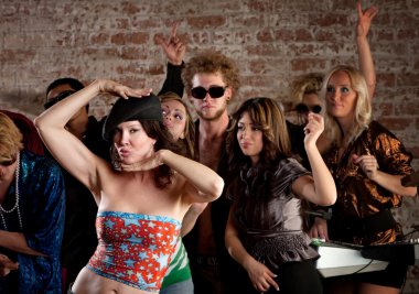 disko parti arkadaşlarıyla dans kadın