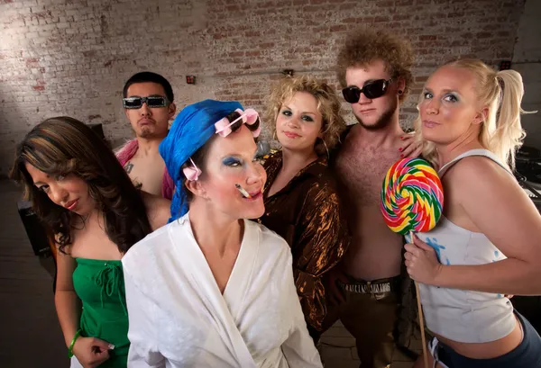 Femme excentrique traînant avec des enfants de fête — Photo