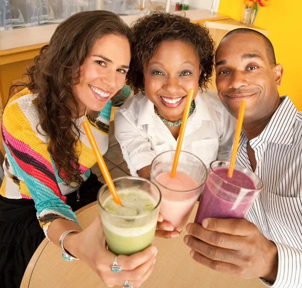 Tre personer på ett café dricka — Stockfoto