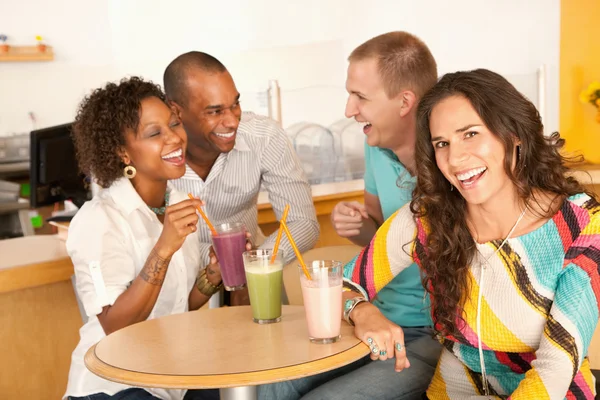 Les amis socialisent autour de smoothies . — Photo