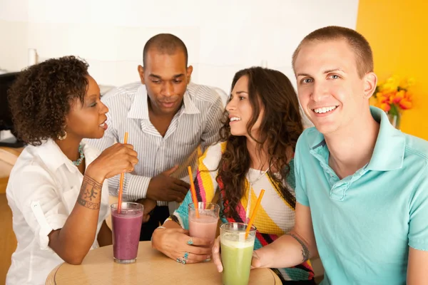 Amigos estão socializando sobre smoothies — Fotografia de Stock