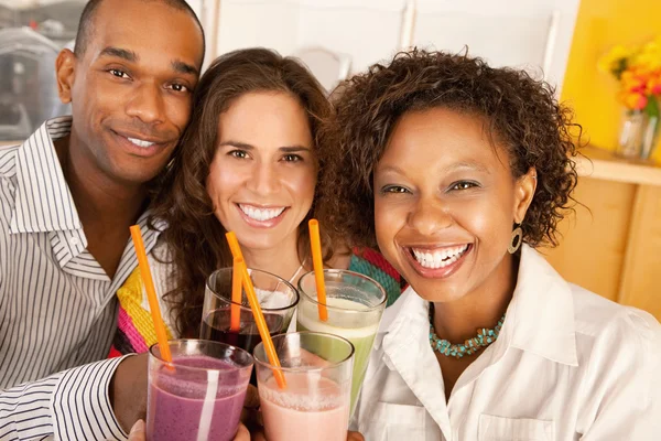 Um grupo de amigos está segurando smoothies — Fotografia de Stock