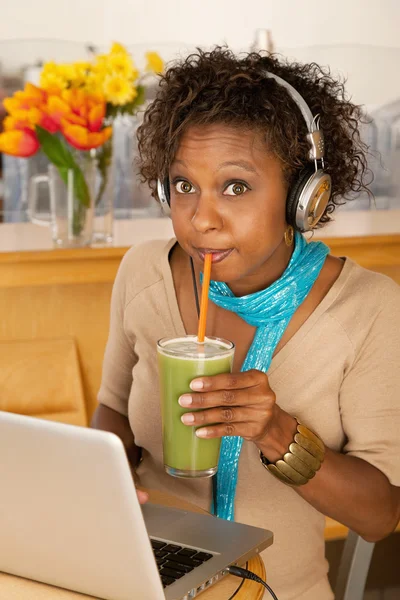Kvinna som arbetar på sin laptop — Stockfoto
