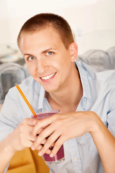 Un joven sosteniendo una bebida congelada . — Foto de Stock