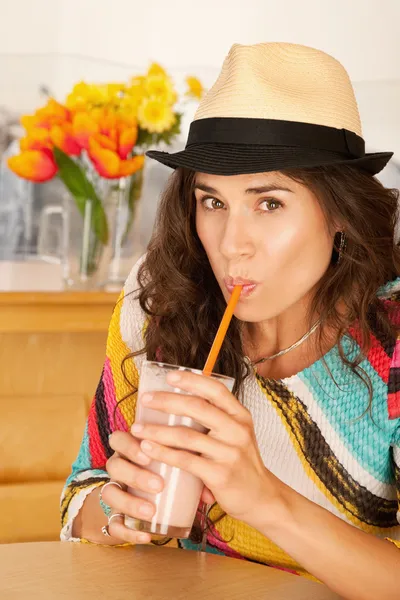 Women at a cafe drinking frozen beverages — Stock Photo, Image