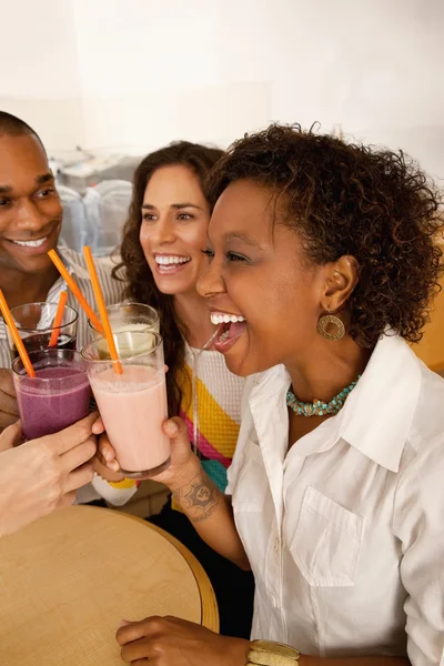 Two couples at a cafe drinking frozen beverages — Stock Photo, Image