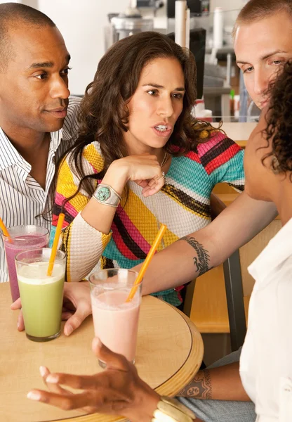 Две пары в кафе пьют замороженные напитки — стоковое фото
