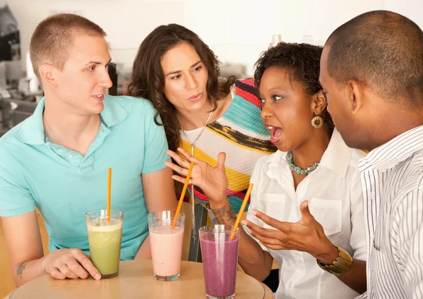 Two couples at a cafe drinking frozen beverages — Stock Photo, Image