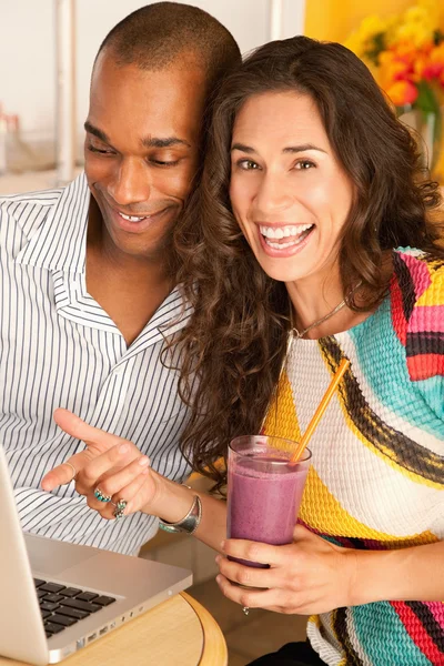 Two people at a cafe drinking frozen beverages — Stock Photo, Image