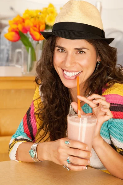 A woman is drinking a beverage — Stock Photo, Image