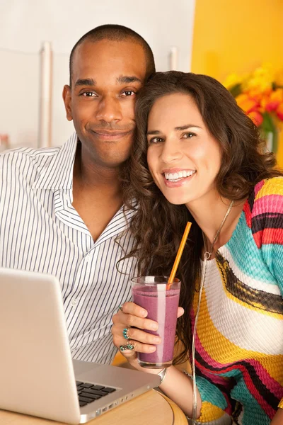 Två personer på ett kafé dricka frysta drycker — Stockfoto