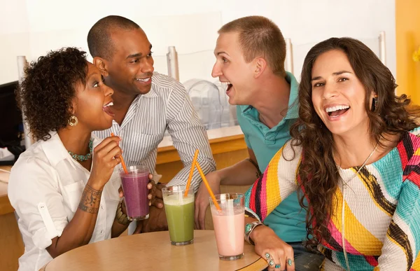 Tre personer på ett kafé dricka frysta drycker — Stockfoto