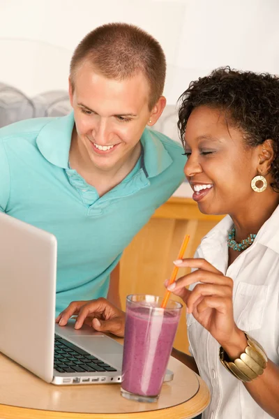 Two people at a cafe drinking frozen beverages — Stock Photo, Image