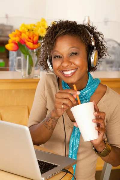 Mujer sentada en un café y bebiendo una bebida — Foto de Stock