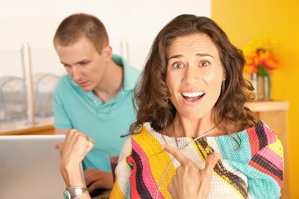 Woman in the foreground with a frustrated expression — Stock Photo, Image