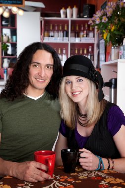 ırklararası çift birlikte bir kafede oturan