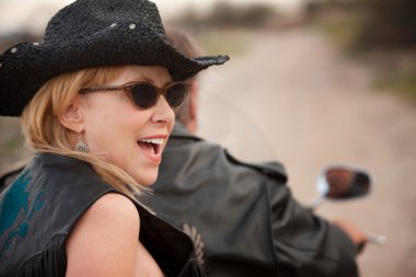 bir motosiklet sürme çift eğlenceli