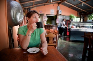 kadın bir Kosta Rika Café