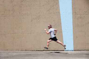 çalışan adam yarış için hazırlamak için