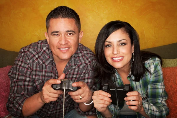 Hispánský pár hrát video hry — Stock fotografie