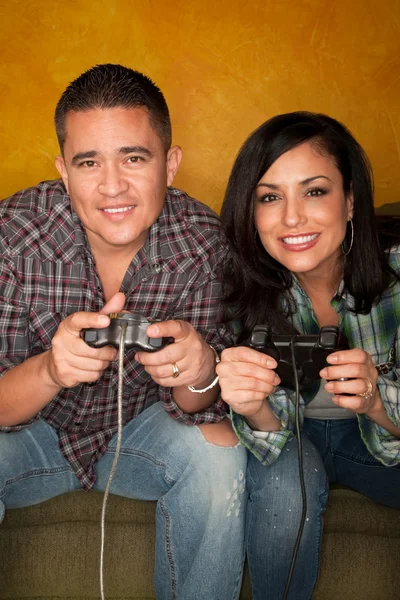 Hispanic paar afspelen van video game — Stockfoto