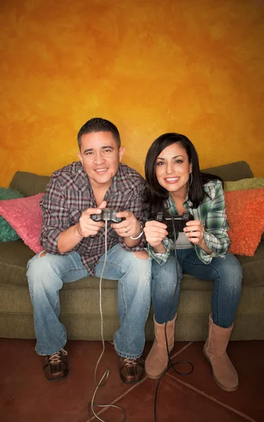 ヒスパニックのカップル ビデオ ゲームをプレイ — ストック写真
