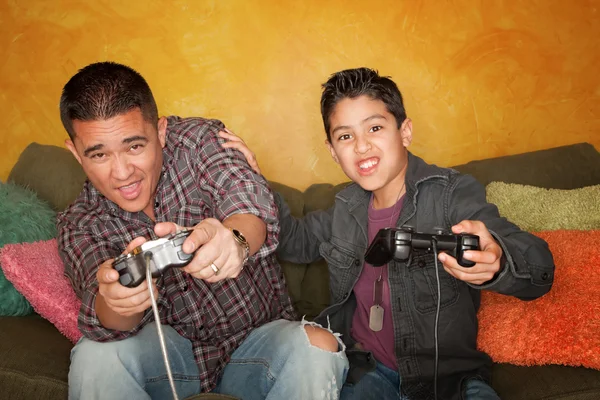 Homem e menino hispânicos jogando jogo de vídeo — Fotografia de Stock
