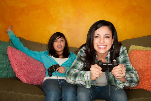 Mulher e menina hispânica jogando jogo de vídeo — Fotografia de Stock