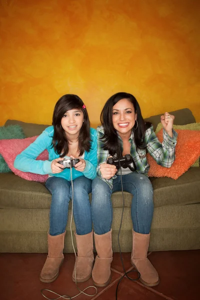 Hispanic Woman and Girl Playing Video game — Stock Photo, Image