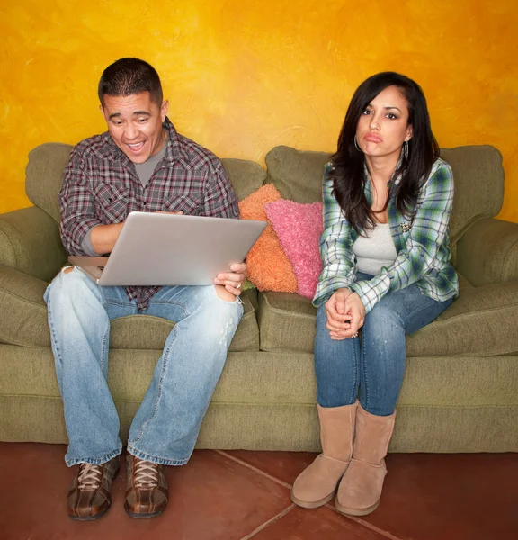 Casal hispânico com computador — Fotografia de Stock