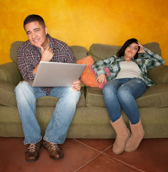 Mujer hispana aburrida — Foto de Stock